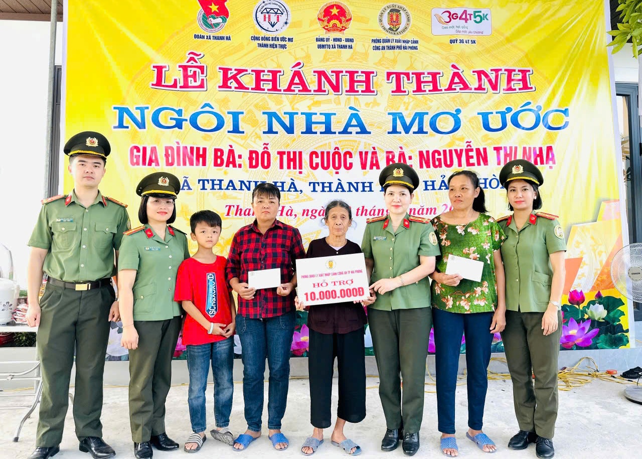 Hội phụ nữ Phòng Quản lý xuất nhập cảnh - CATP Hải Phòng trao tặng 10 triệu đồng xây nhà tình nghĩa